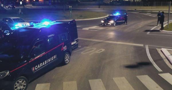 Girava Con Un Lampeggiante Della Polizia Denunciato Un Enne Latina Oggi