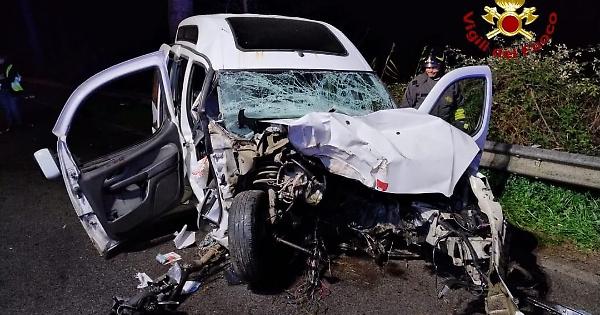 Terribile Incidente Sull Appia Auto Contro Pino Un Ferito Foto Di Latina Oggi