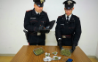 Hashish nel negozio e altra droga in casa: denunciato 20enne dopo i controlli dei Carabinieri