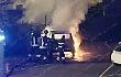 Auto prende fuoco in un parcheggio