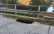 L'asfalto cede e si forma una buca enorme, chiuso il ponte di via Cagliari