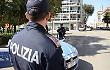 Latina, controlli ad alto impatto della Polizia: motociclista fermato con due coltelli