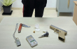 Trovata in possesso della droga acquistata poco prima e di un coltello. I Carabinieri denunciano due donne