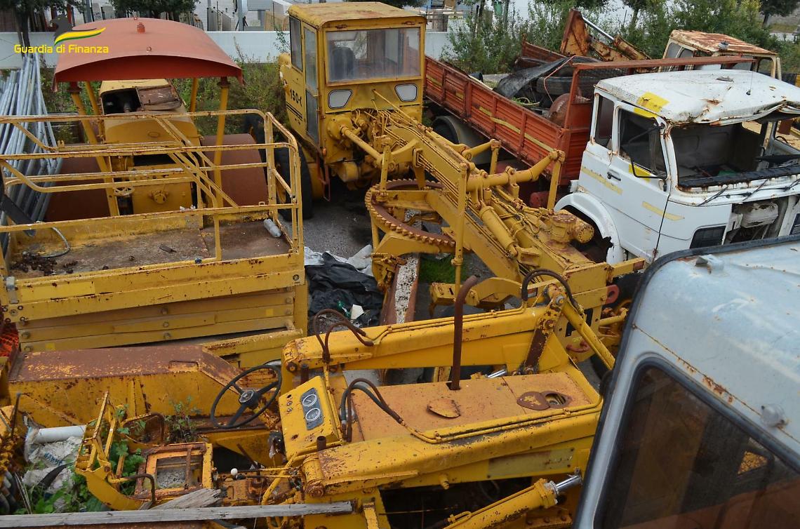 La Guardia di Finanza sequestra l'enorme  discarica di rottami abusiva