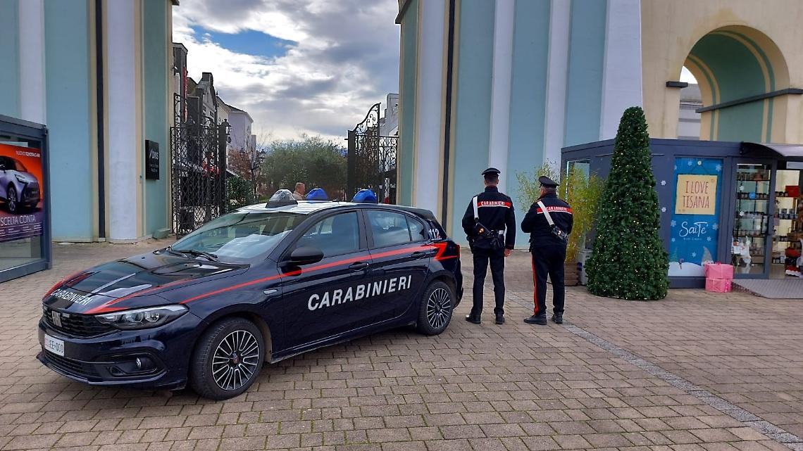 Da Latina per rubare abiti nell'outlet di Valmontone, arrestati dai Carabinieri