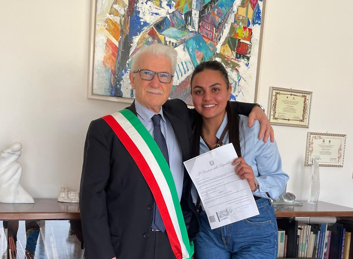 Conquista la cittadinanza italiana, la foto ricordo con il sindaco
