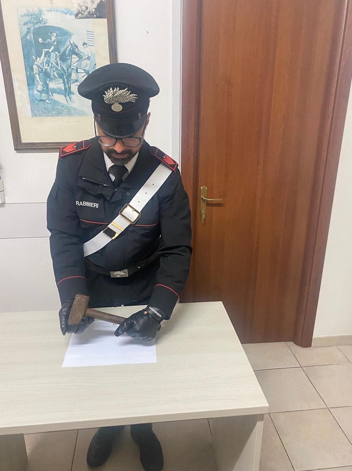 Padre e Figlio si aggrediscono a colpi di martello, denunciati per lesioni personali aggravate