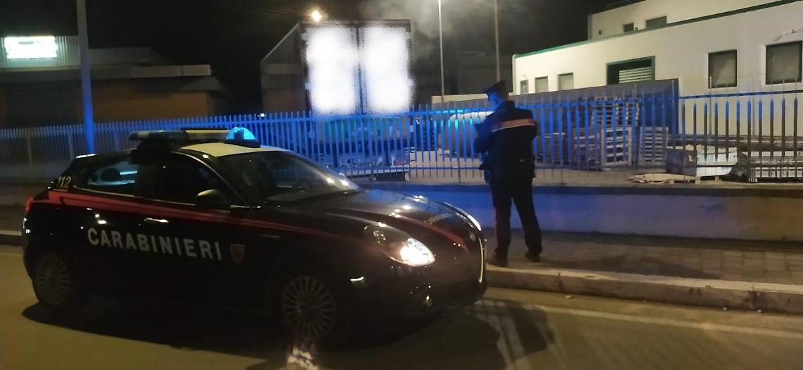 Un incendio distrugge un rimorchio isotermico, indagini in corso