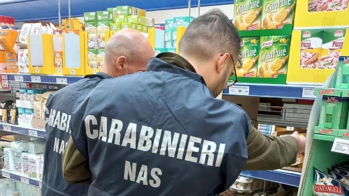 Alimenti senza tracciabilità sequestrati in un supermercato