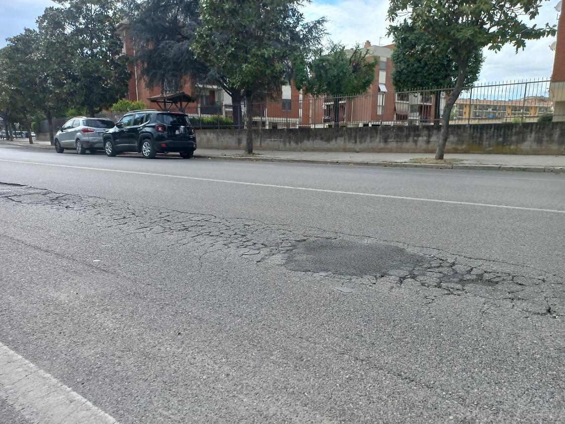 Buche in via Guido Rossa, limite di velocità scende a 30 all’ora