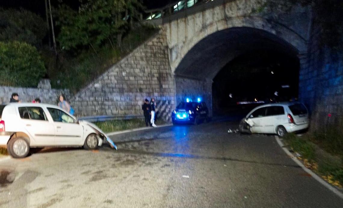 Scontro sull'Appia tra due auto, il bilancio è di quattro feriti