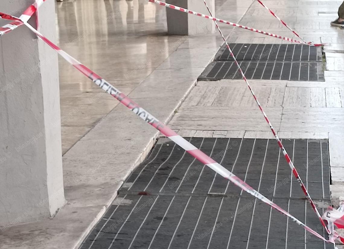 Griglie pericolanti in pieno centro: interviene la Polizia Locale