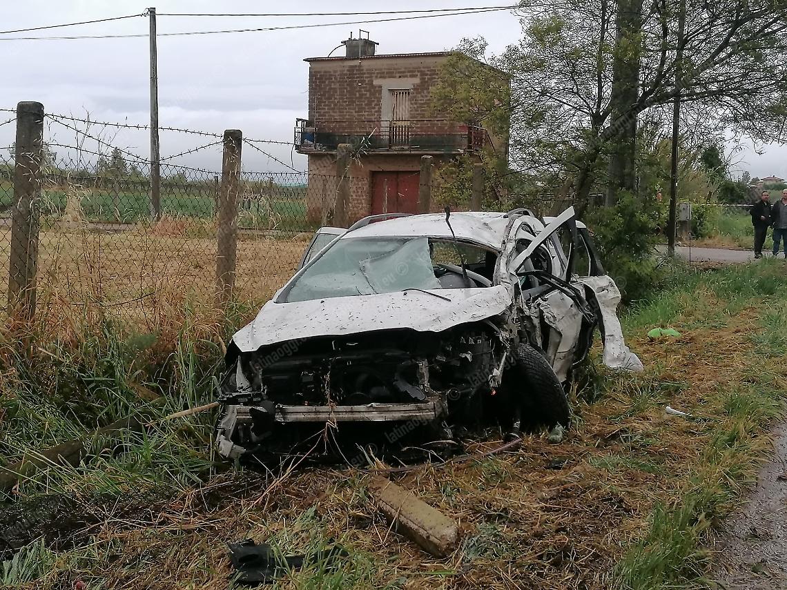 Tragico fuori strada, muore una persona, quattro feriti