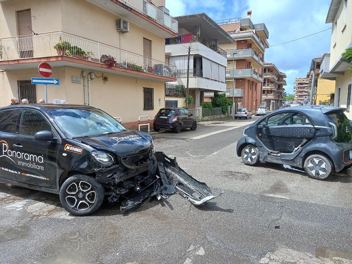 Scontro tra due auto all'incrocio tra via Piemonte e via Sicilia