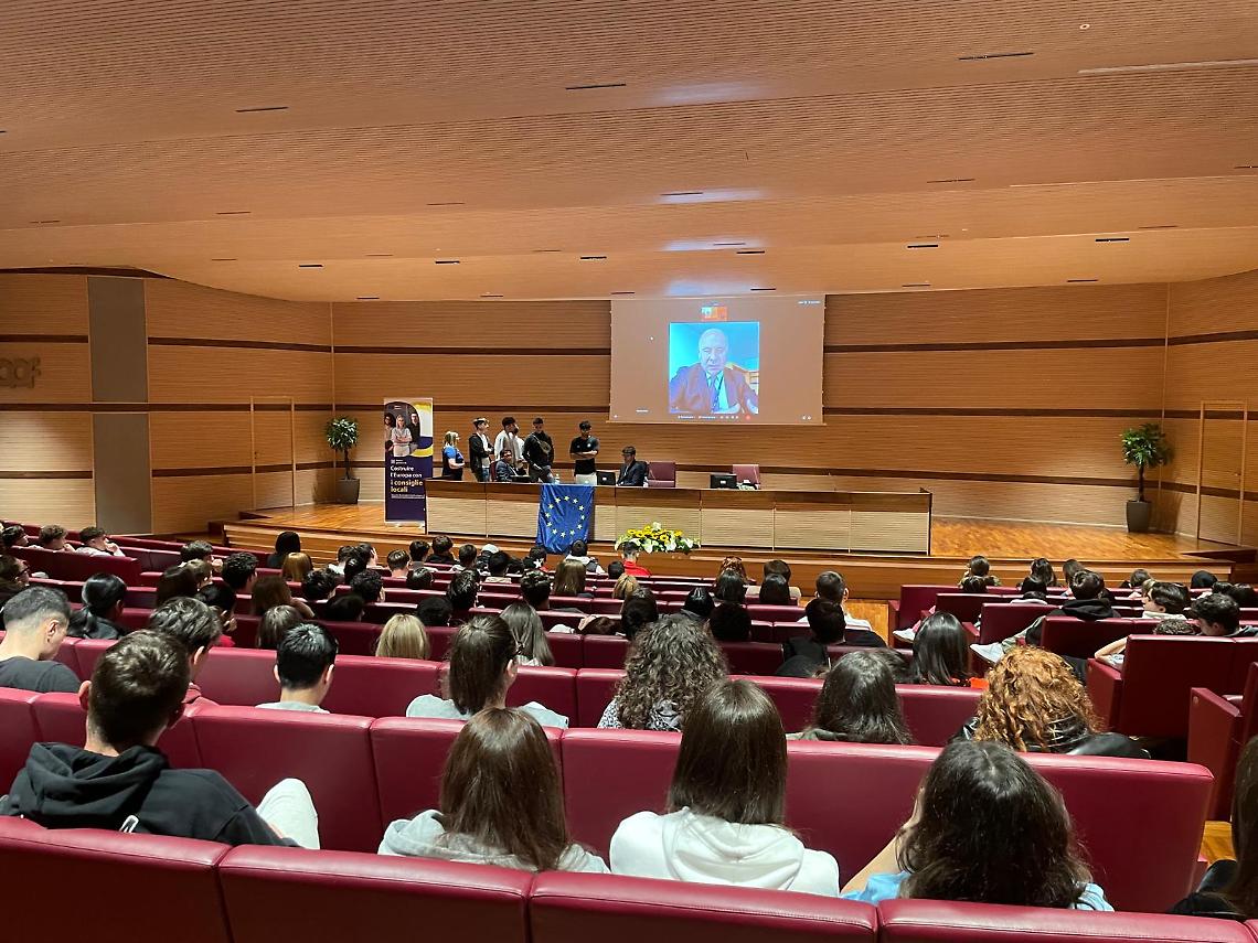 Progetto Belc, l’eurodeputato Salvatore De Meo ha risposto agli studenti