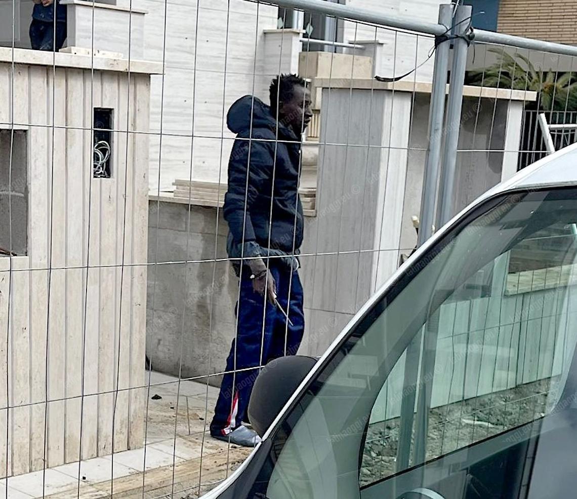 Entra in un cantiere e semina il panico armato di  coltello