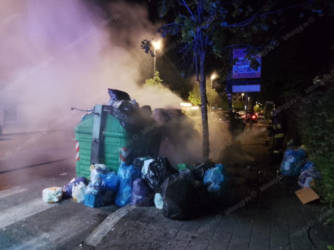 Raid vandalico, incendiato un cassonetto