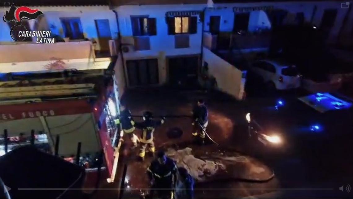 Auto in fiamme, paura per otto famiglie di una palazzina