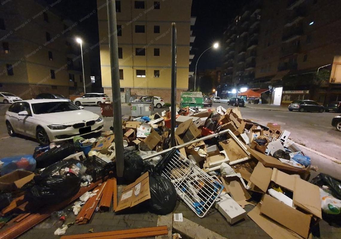 Rifiuti, il servizio con il doppio sistema non funziona e crea degrado