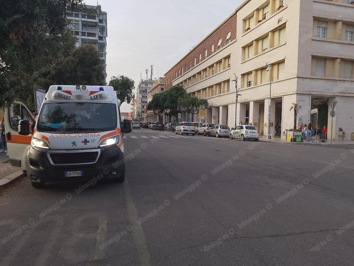 Cade sulla pavimentazione danneggiata, anziano ferito