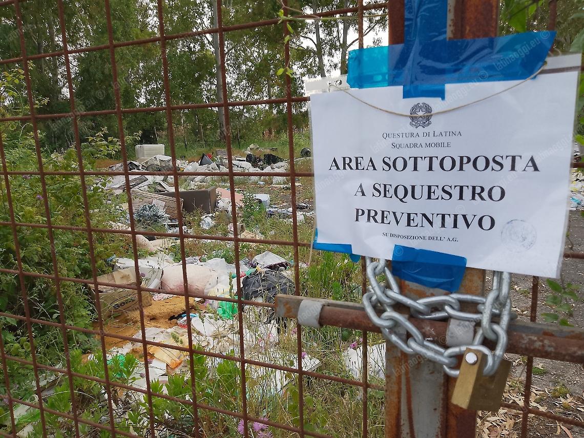 Una montagna di rifiuti nella ex Pozzi Ginori 