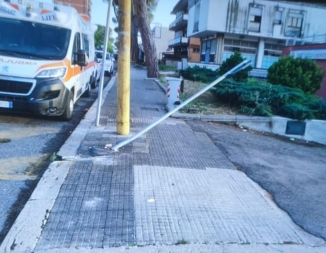 Automobilista abbatte segnale stradale allo Scalo