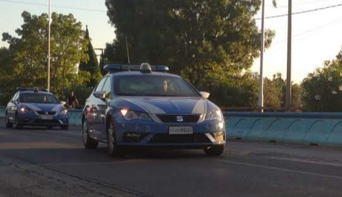 Importuna alcuni bambini, deve intervenire la Polizia 