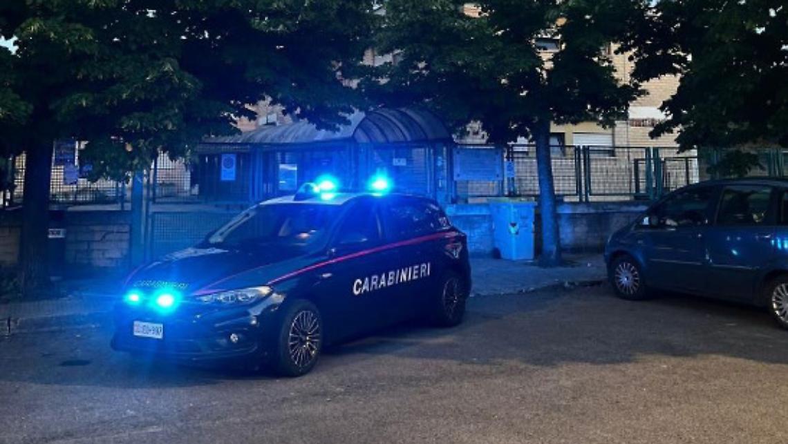 Ladri senza scrupoli, rubano a scuola e la imbrattano con gli estintori