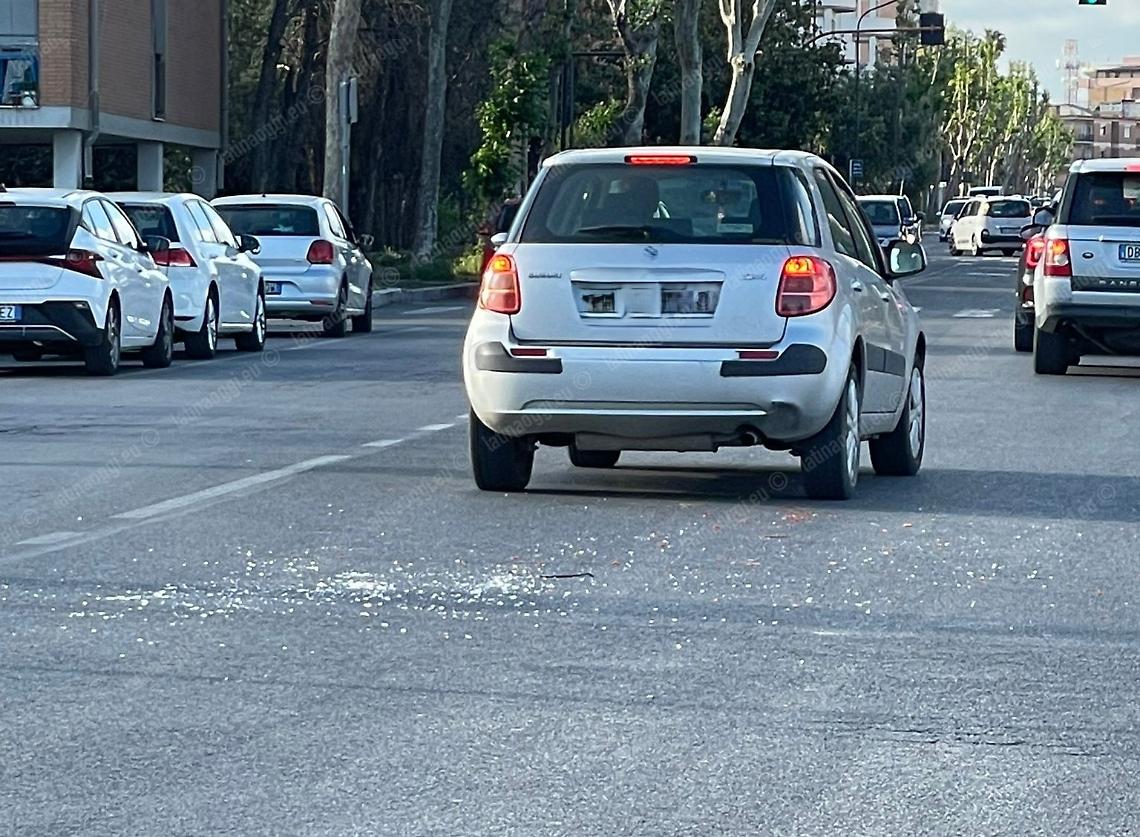 I vetri restano in strada dopo l'incidente, gomme bucate per due auto 