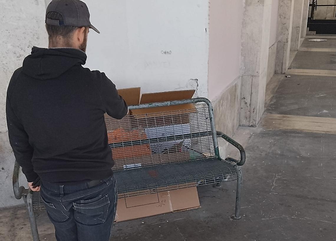Vita da clochard: la panchina, la dignità e il sogno di un letto