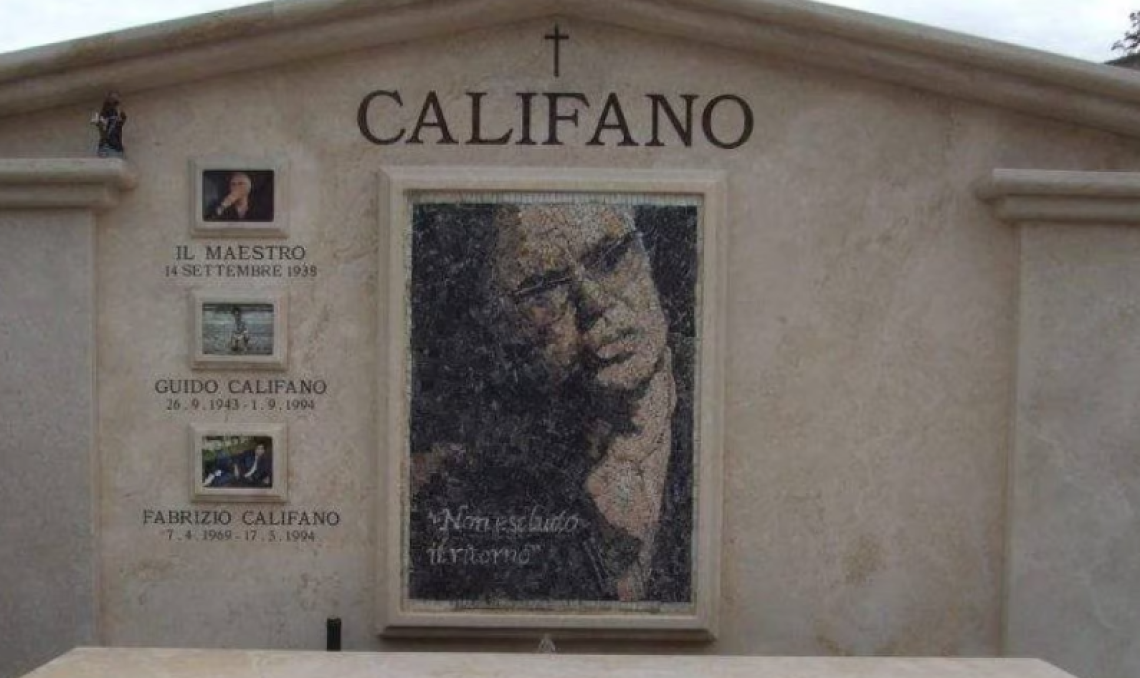 Rubato l’autografo in bronzo nella tomba di Califano