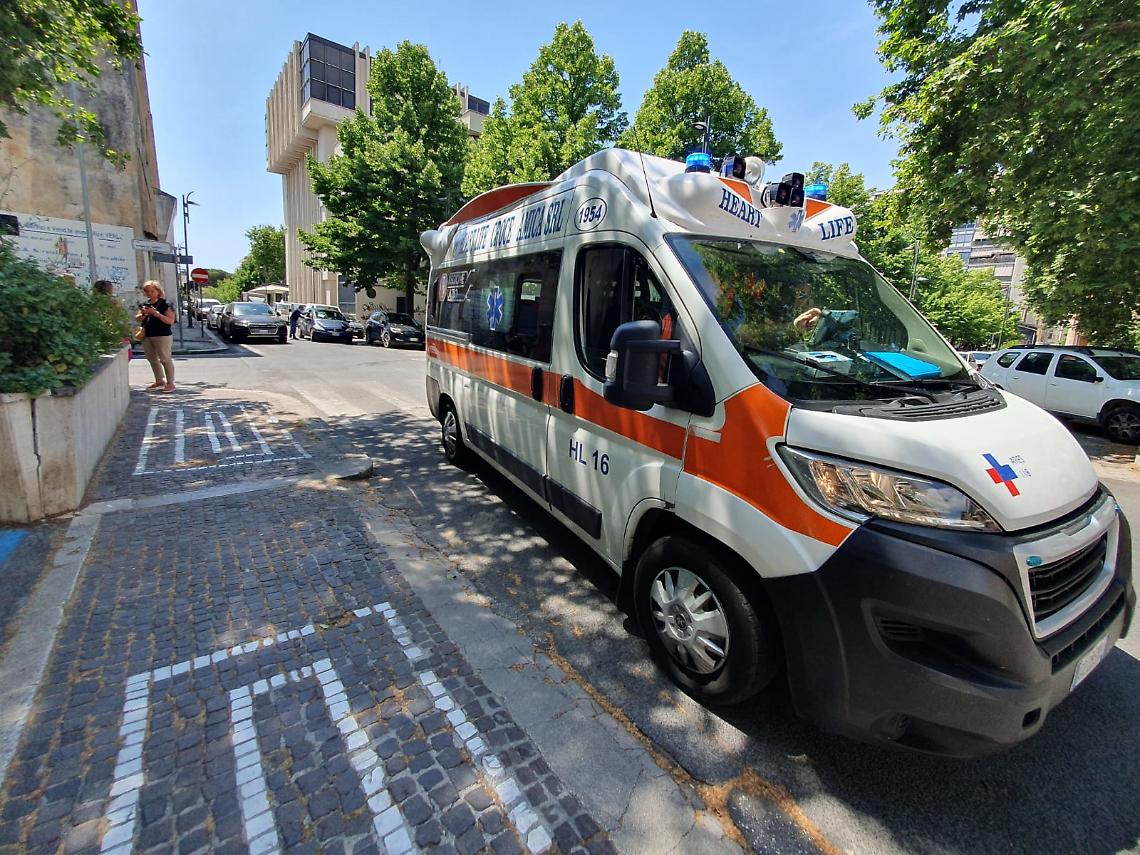 Anziana cade a causa del marciapiede rotto e si ferisce