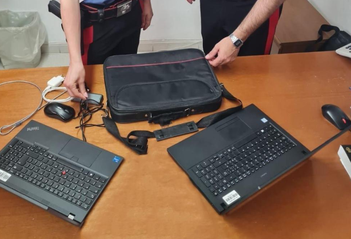 Ruba dei computer all'ospedale poi cerca di venderli: denunciato