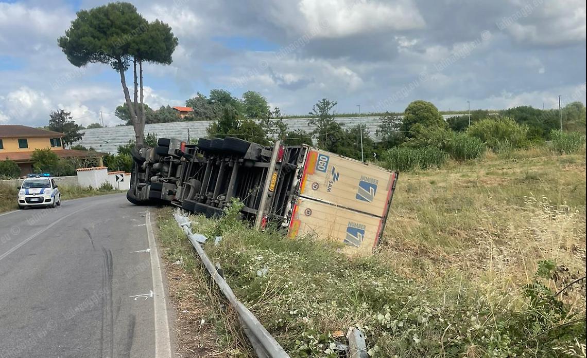 Incidente in via dei Rutuli, Tir si ribalta: grave il conducente