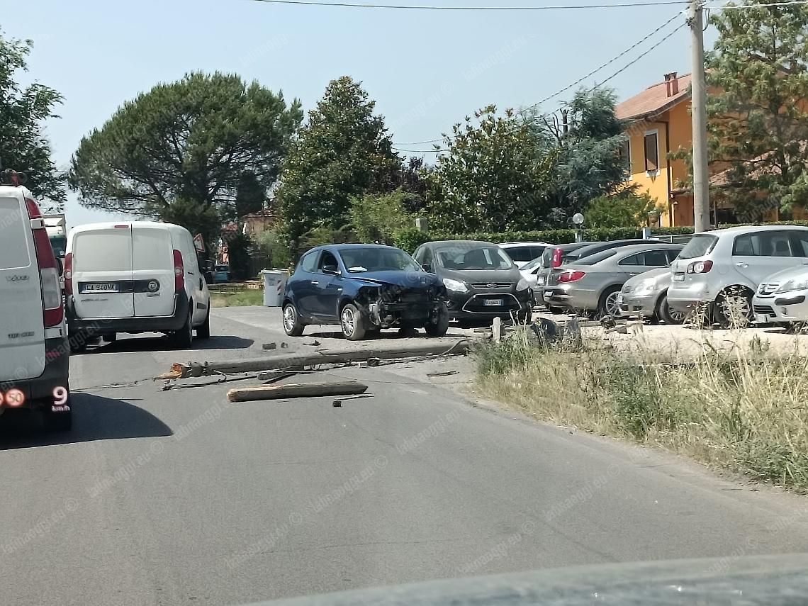 Sbanda con l'auto e abbatte un palo, ferito un ventenne