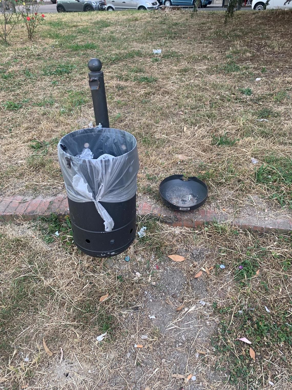 Latina, vandalizzati i nuovi cestini gettacarta