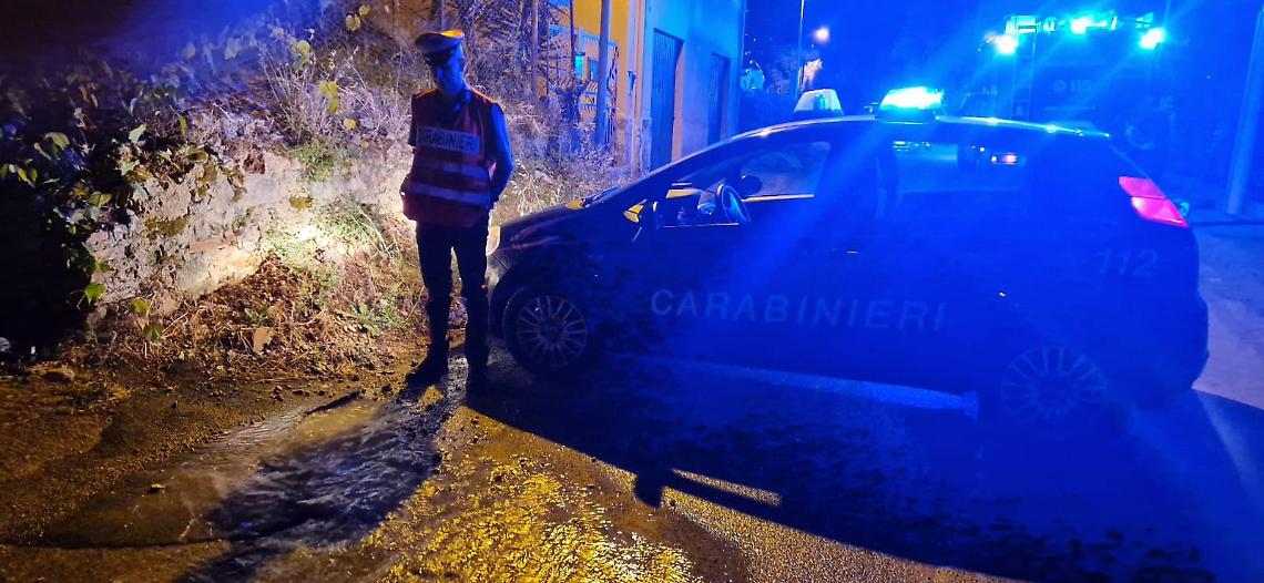 Si apre una buca e si allaga la strada: l'intervento dei Vigili del Fuoco e Carabinieri 