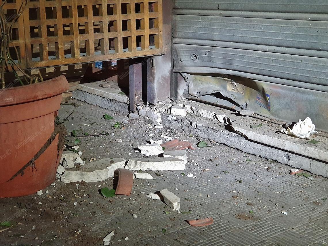 Bomba esplode sulla serranda del bar: si indaga