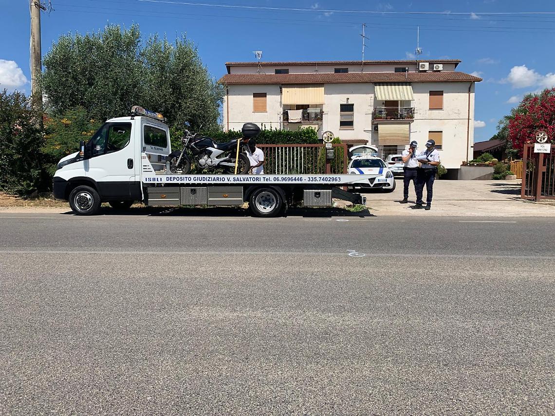 Cade per evitare un mezzo pesante, centauro finisce in ospedale 