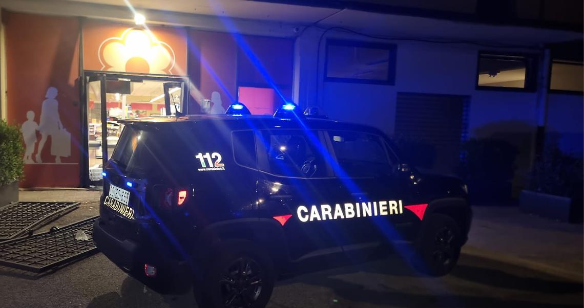 Colpo notturno nel supermercato, banditi in fuga con la cassaforte