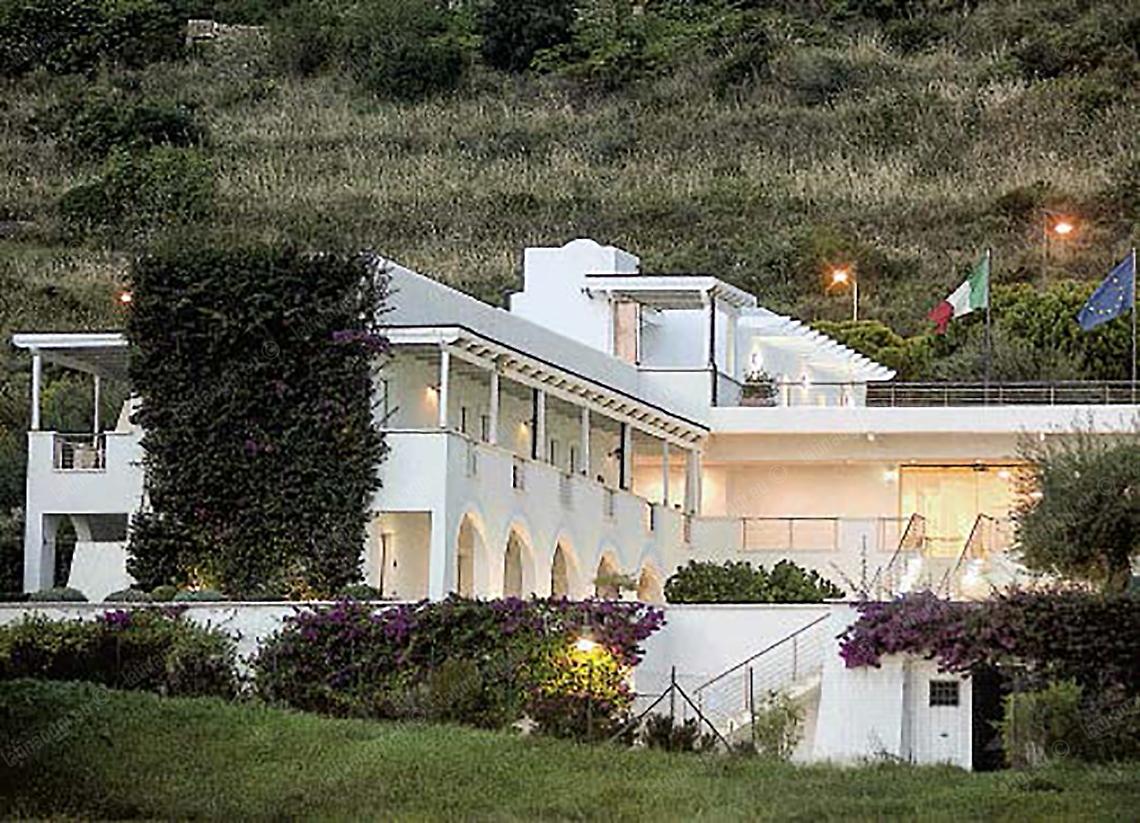 Hotel Tiberio, blitz del Nipaaf: sgomberati i clienti