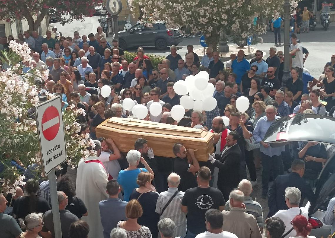 L’ultimo saluto a Francesco, una folla commossa per i funerali del 21enne di Minturno