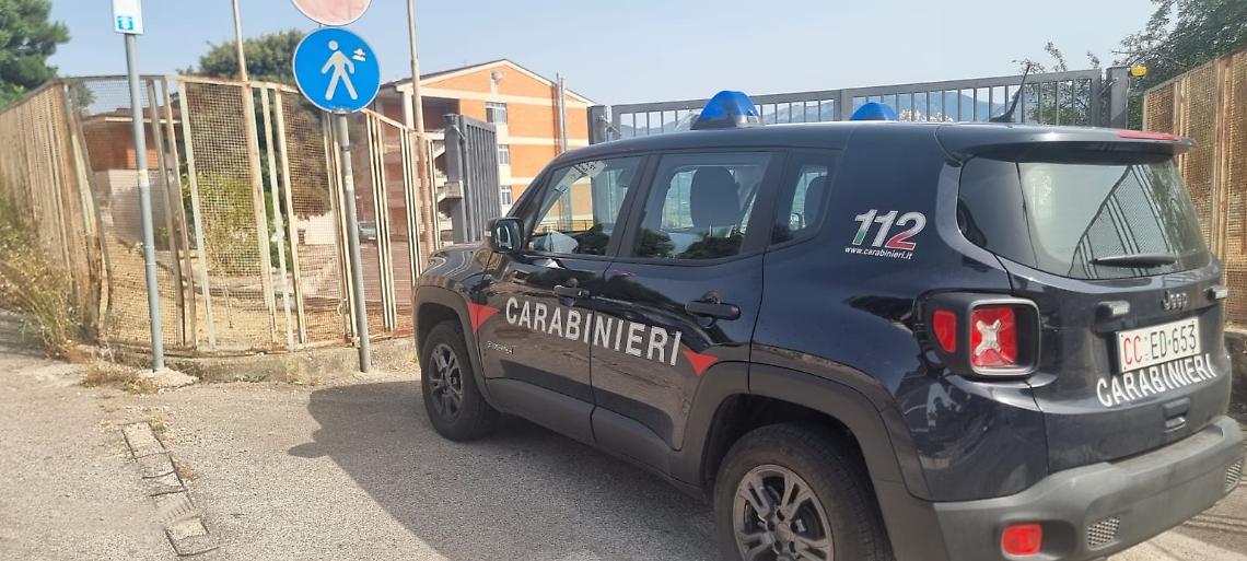 Ruba denaro al distributore della scuola, incastrato dalle telecamere