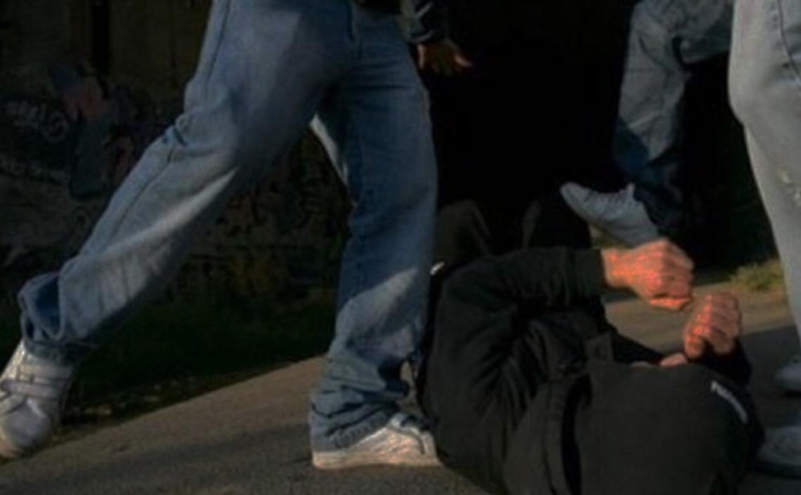 Pestato e abbandonato nei boschi, chiesti trent'anni di condanne per tre giovani