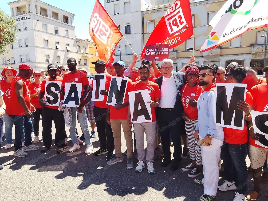 Cgil in piazza contro il caporalato, Landini: "Alziamo la testa e combattiamo"