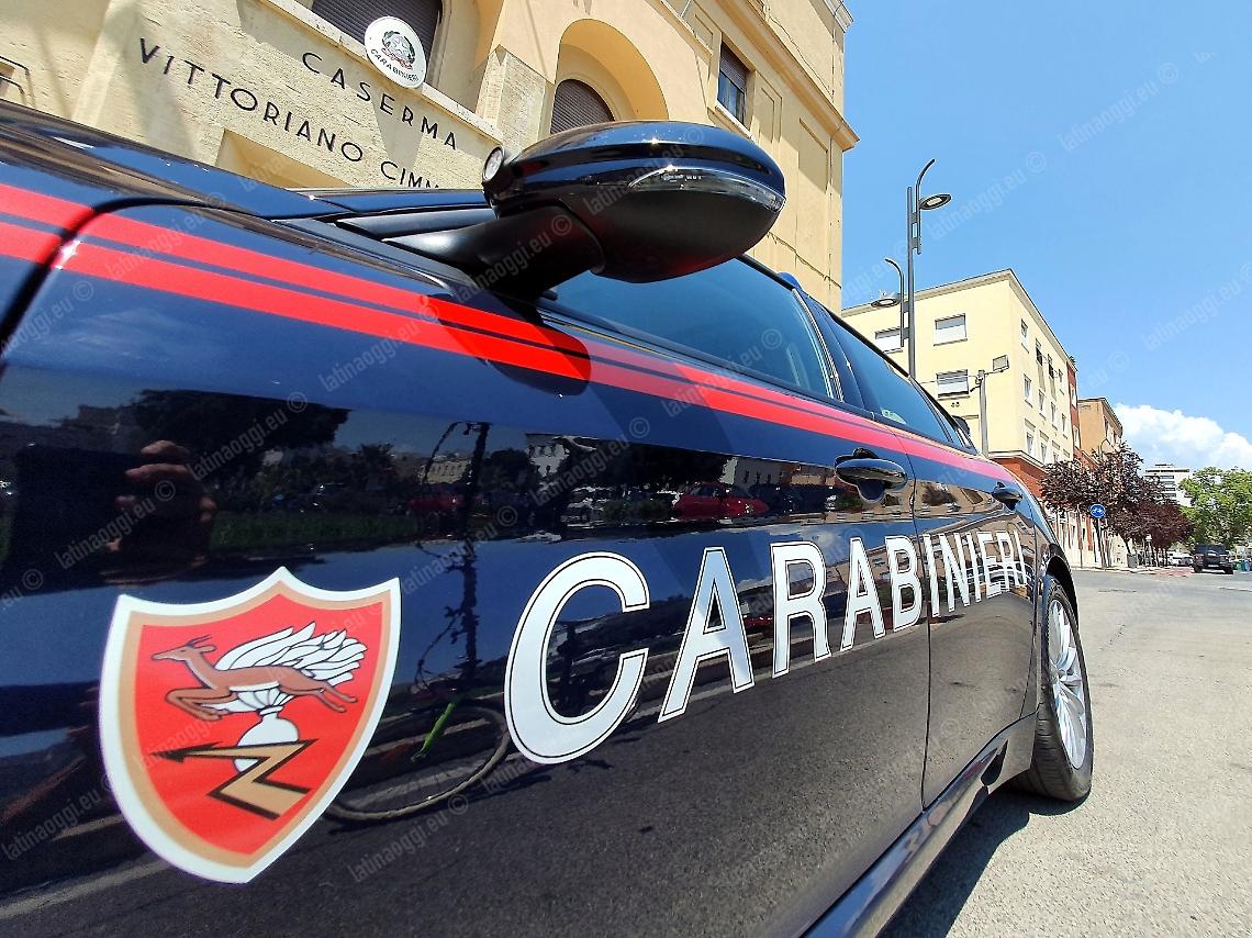 Va dai carabinieri per protestare contro il sequestro dell'auto e le sequestrano pure lo scooter