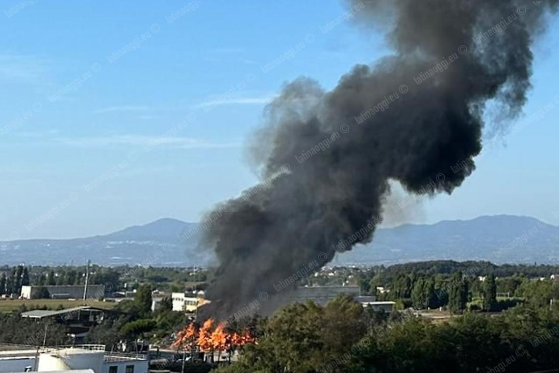 Vasto incendio alla Ecoimballaggi
