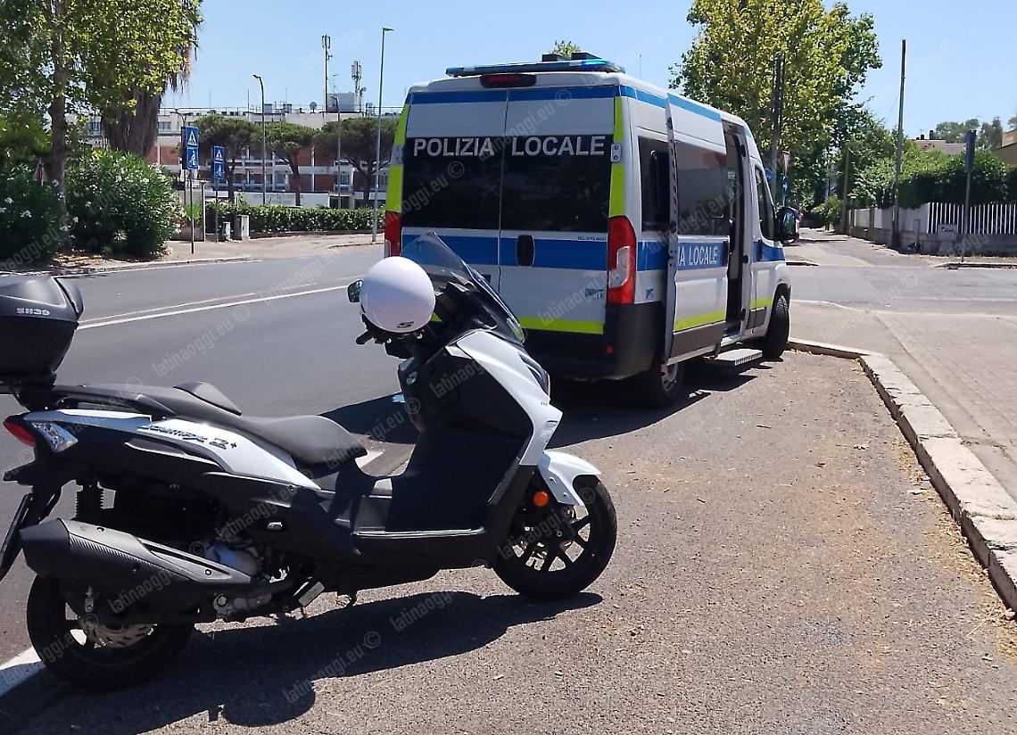 Incidente tra scooter e Toyota: l'automobilista va via e poi torna sul luogo dello scontro