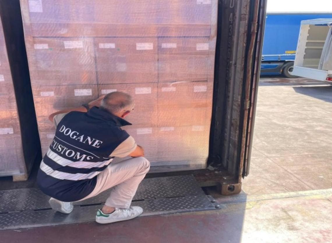Sequestrate oltre 1500 paia di scarpe non conformi: fermo amministrativo delle Dogane