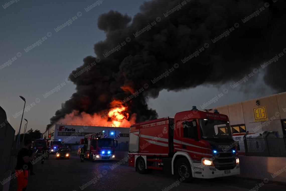 Incendio Farla, paura per le esalazioni